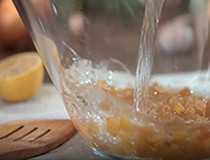 замачиваем изюм на 30 минут