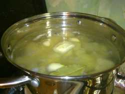 добавляем чеснок, лавровый лист