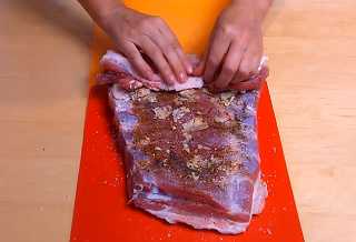 Скатываем мясо его с широкой части в рулет,