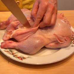 оттягиваем кожу и протыкаем мясо