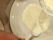 распределяем соус по тарелке