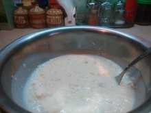 перемешиваем кефир и творог