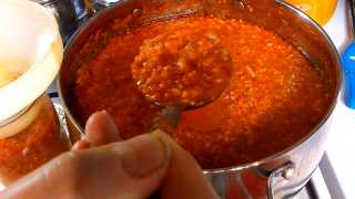 Раскладываем готовую аджику по стерилизованным банкам, накрываем стерилизованными крышками и закатываем.