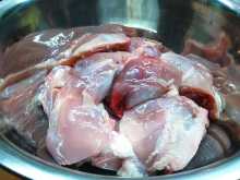 выкладываем окорочка в миску