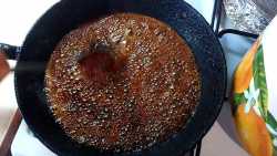 пережариваем сахар до черной пены