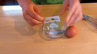 выкладываем ванилин в тарелку