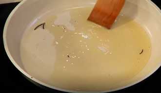 нагреваем растительное масло на сковороде