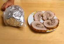 Если весь кусок рулета Вы сразу не съели, то его нужно завернуть в фольгу и получить в холодильник.