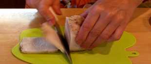 нарезаем готовое сало на кусочки