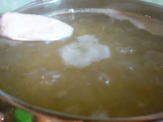 солим картофельный суп со спагетти