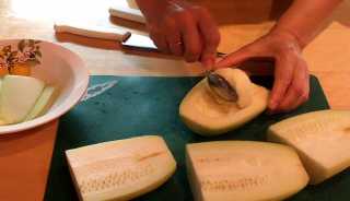 вынимаем ложкой мякоть