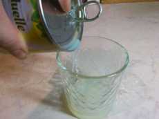 сливаем жидкость с консервированной кукурузы