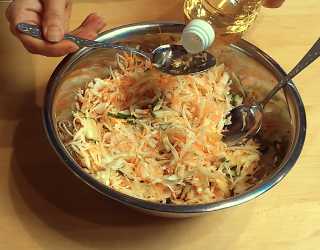 добавляем 6% уксус и подсолнечное масло – перемешиваем