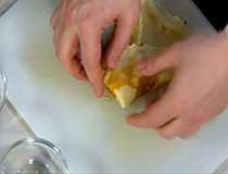 сворачиваем блин в виде конверта