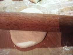 раскатываем сырой пирожок