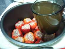 заливаем перцы бульоном