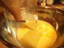 добавляем теплое молоко