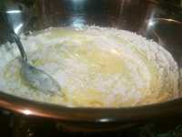 перемешиваем муку с майонезом