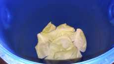 капустные листья на дне бочки