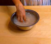 Промываем её водой.