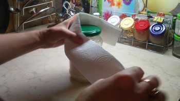 оборачиваем крышку полоской из полотенца