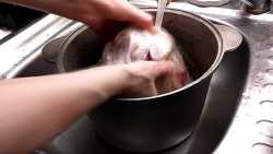 промываем рульку водой