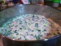 окрошка в кастрюле перед подачей