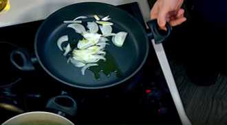 жарим лук до стекловидного состояния