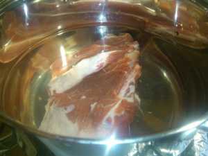 варим мясо для горохового супа