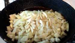 обжариваем лук в мучной поджарке