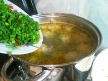 зелень в  суп картофельный с мясными фрикадельками
