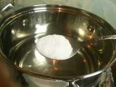 добавляем соль для салат Нежность с крабовыми полочками и консервированной кукурузой