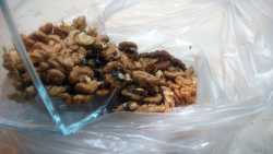 выкладываем поджаренные грецкие орехи в пакет