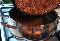 засыпаем гречку в кипящий бульон