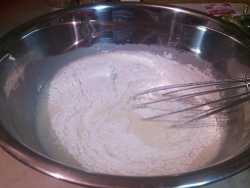 перемешиваем муку для кексов с майонезом