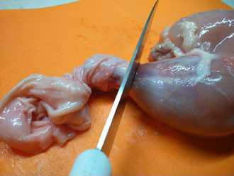 снимаем с окорочка шкуру вместе с косточкой