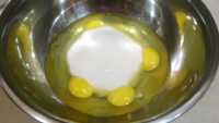 добавляем сахар в яйцо для вафельных трубочек