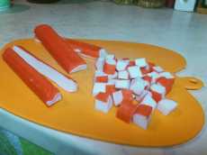 измельчаем крабовые палочки